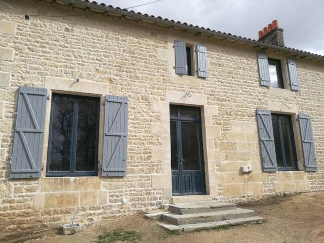 Chateau Des Loups - Les Cedres Bleus Echire Exterior photo