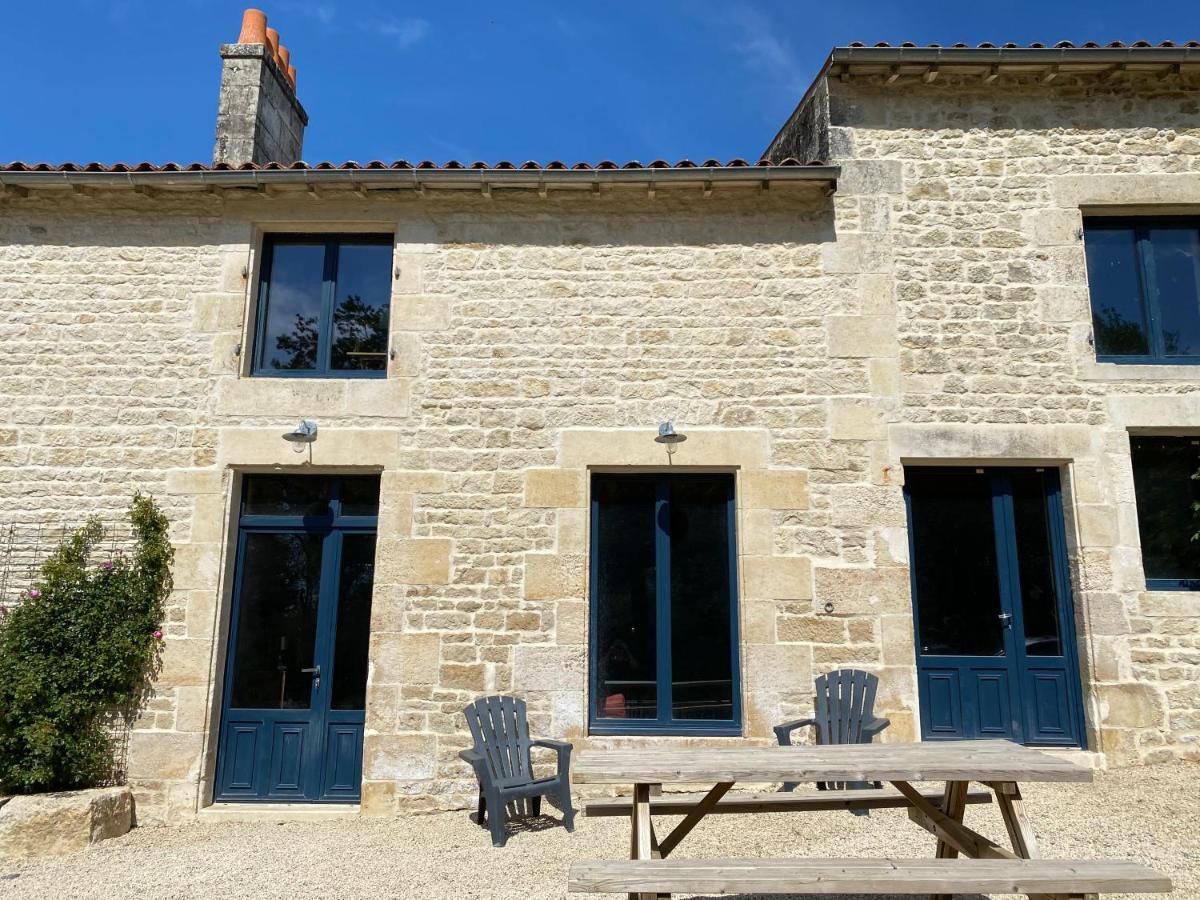 Chateau Des Loups - Les Cedres Bleus Echire Exterior photo